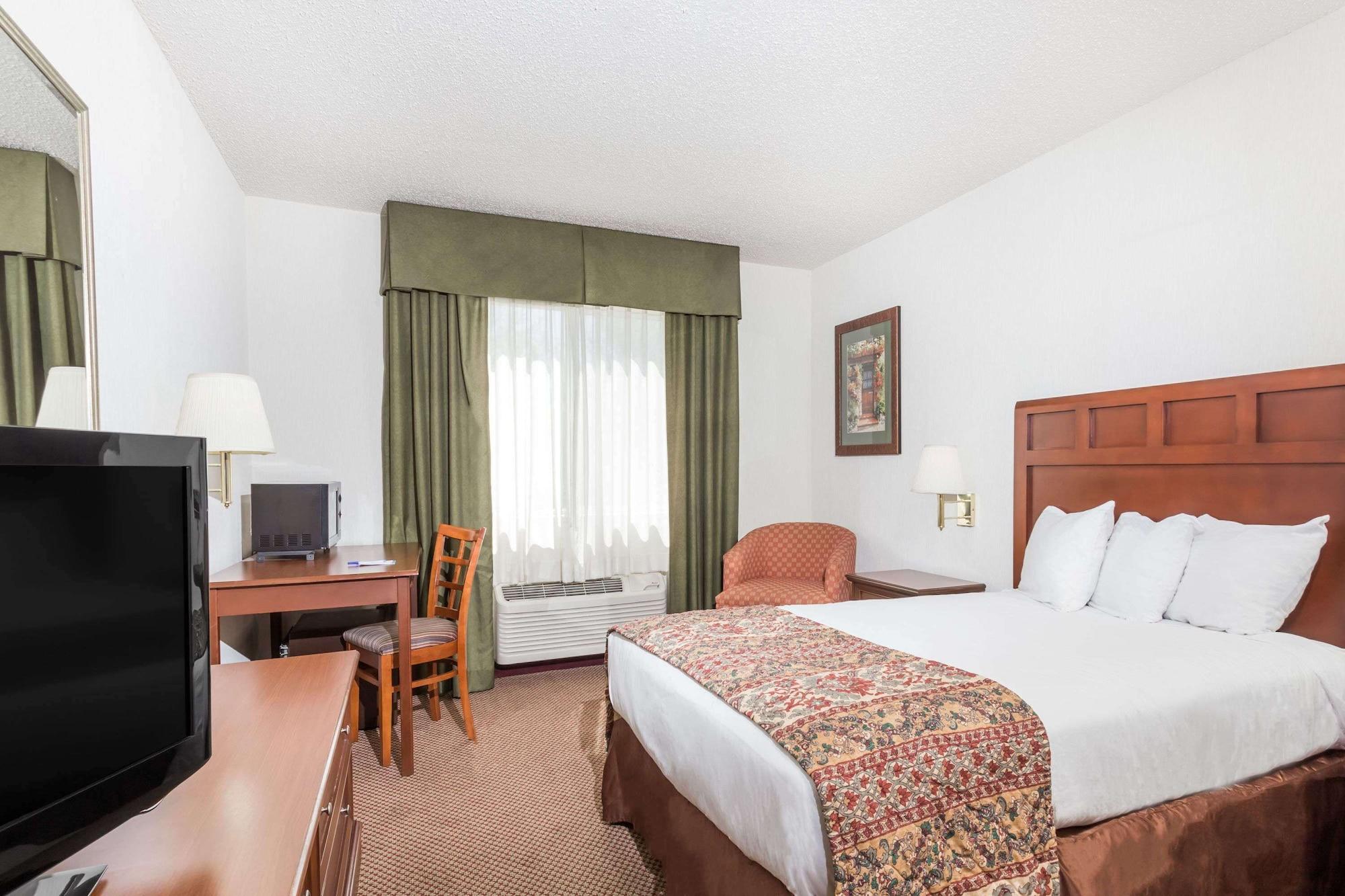 Baymont By Wyndham Yreka Hotel Exterior photo