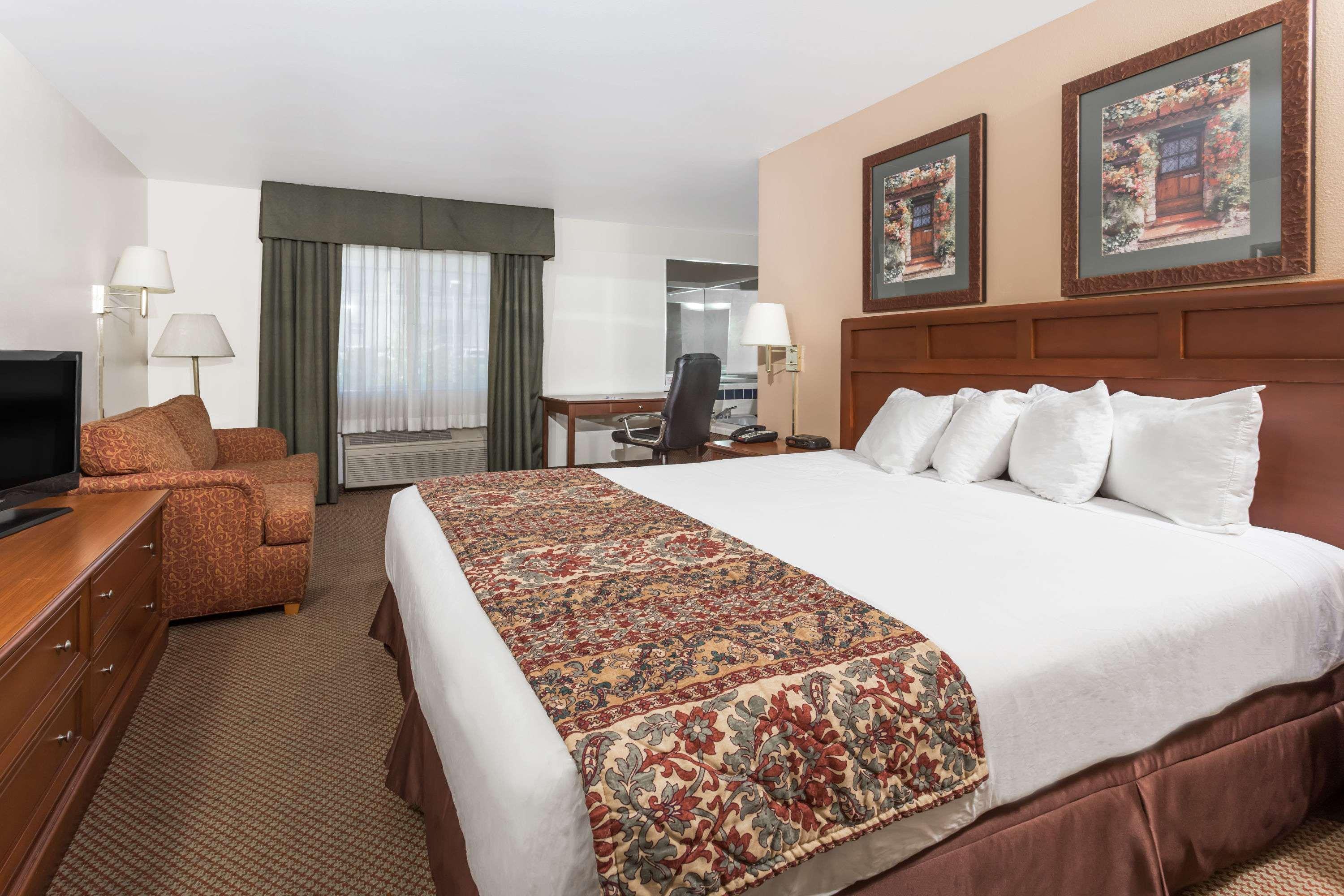 Baymont By Wyndham Yreka Hotel Exterior photo