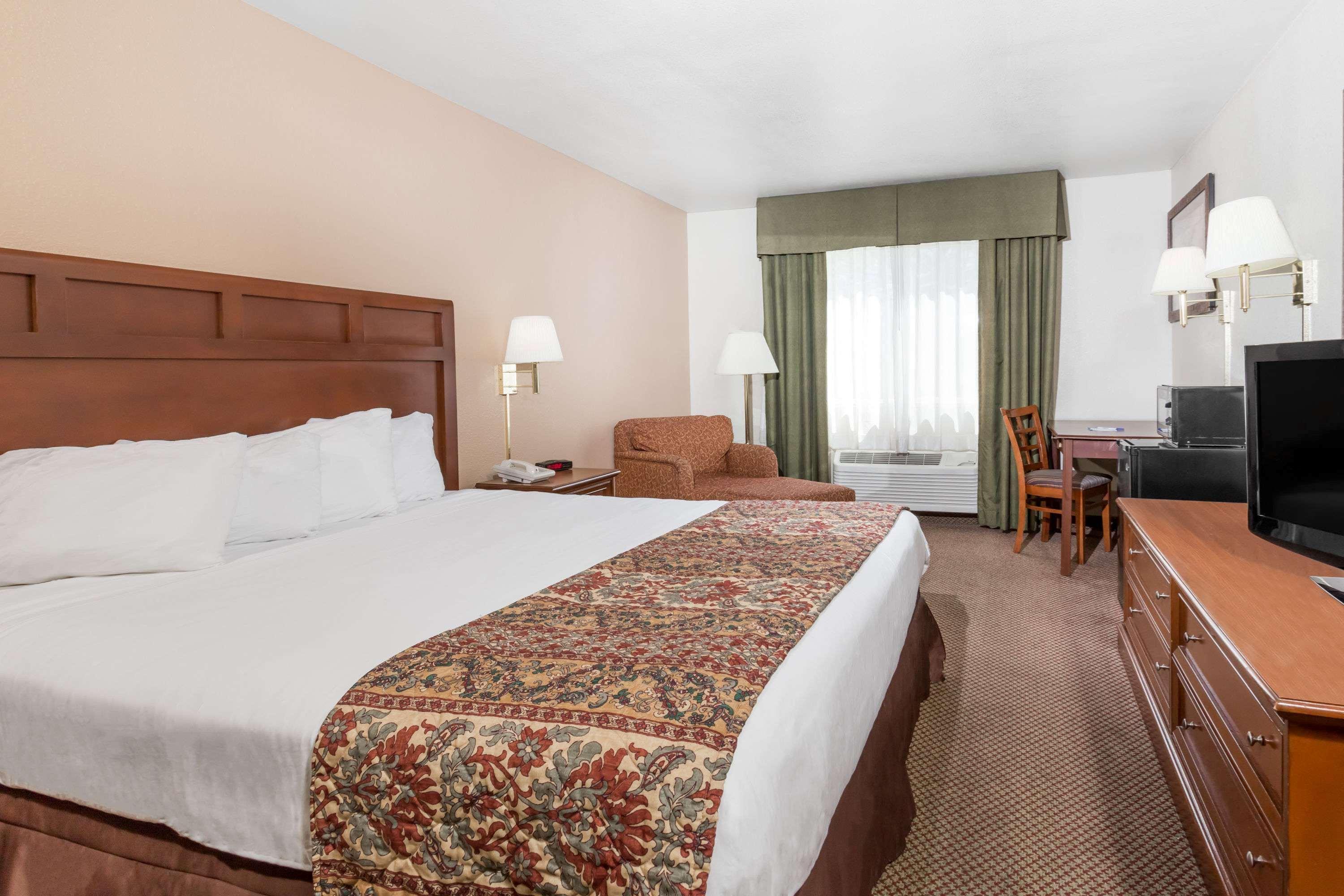 Baymont By Wyndham Yreka Hotel Exterior photo